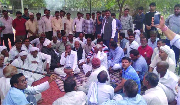 धरने पर बैठे किसानों को मिला अन्य गांव के किसानों का समर्थन