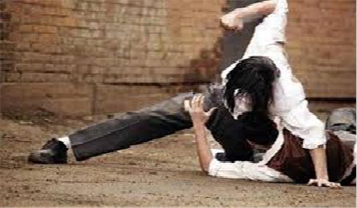 मुआवजे को लेकर भाई आपस में भिड़े