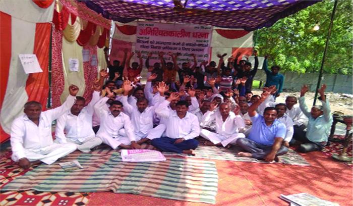 12 दिनों से अनिश्चितकालीन धरने पर बैठे किसान