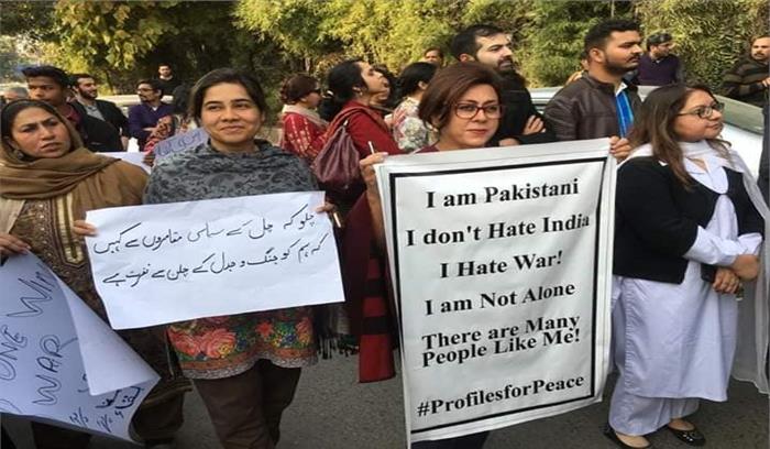 अभिनंदन की रिहाई के लिए पाकिस्तान में उमड़ा लोगों को रेला अभिनंदन की रिहाई के लिए पाकिस्तान में उमड़ा लोगों को रेला