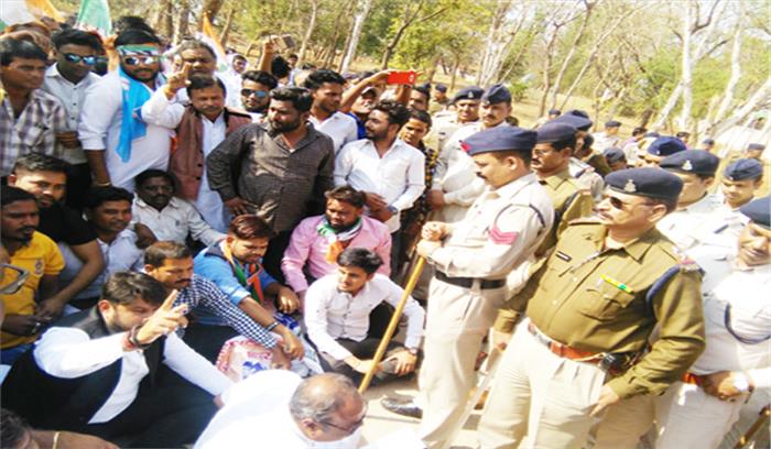 कांग्रेसियों ने घेरा कलेक्टोरेट कार्यालय