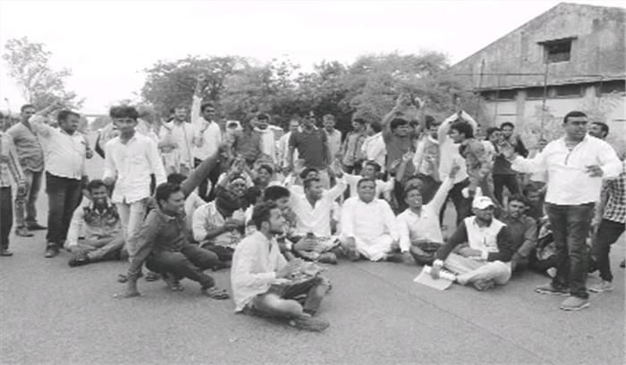 कांग्रेसियों के साथ किसानों ने दिया राजमार्ग पर धरना