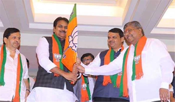 कांग्रेस को लगा एक और झटका, भाजपा में शामिल हुए हर्षवर्धन पाटिल