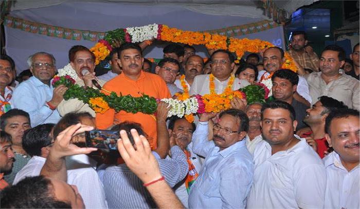 गोयल ने वासदेव अरोड़ा को किया भाजपा में शामिल 