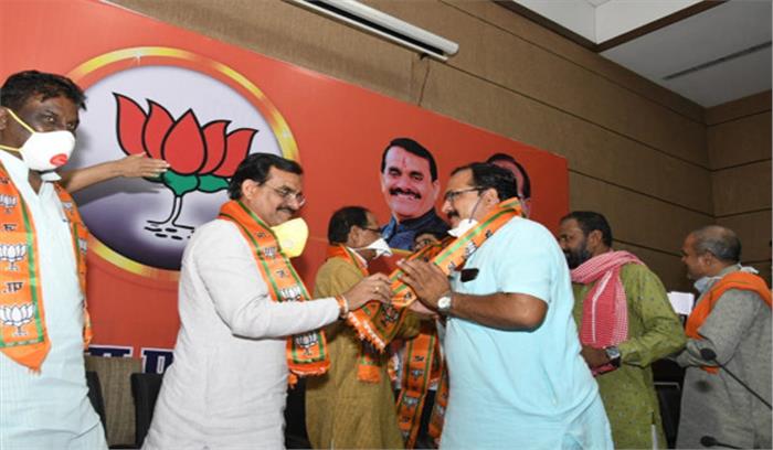 कांग्रेस के 2 सौ कार्यकर्ता भाजपा में शामिल, कमल नाथ बोले, सोशल डिस्टेंसिंग क्यों नहीं? कांग्रेस के 2 सौ कार्यकर्ता भाजपा में शामिल, कमल नाथ बोले, सोशल डिस्टेंसिंग क्यों नहीं?