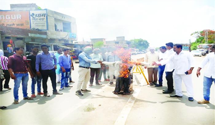 ब्लॉक कांग्रेस कमेटी नेें किया अमित शाह का पुतला दहन