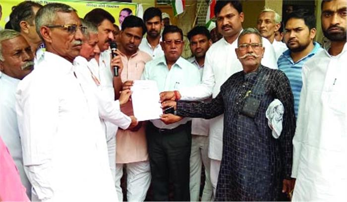 बढ़ती महंगाई सहित कई मुद्दों को लेकर कांग्रेस का धरना