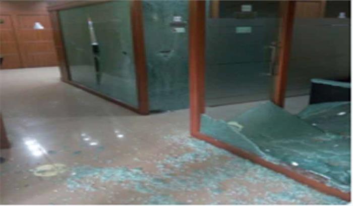 मुंबई में कांग्रेस समिति के कार्यालय में तोड़-फोड़