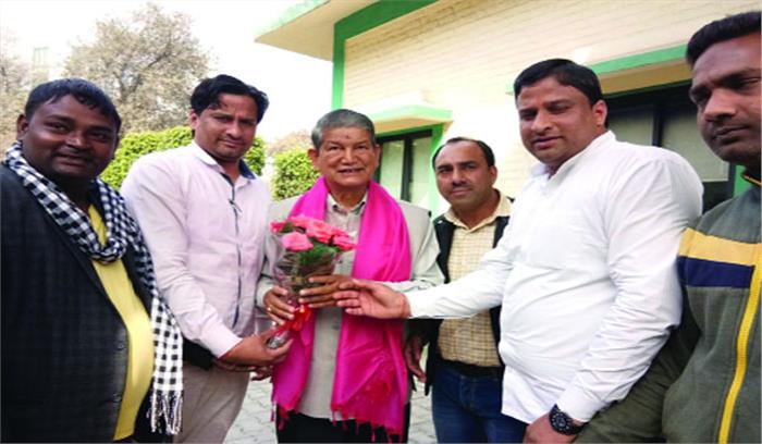 कांग्रेस कार्यकर्ताओं ने किया पूर्व मुख्यमंत्री का स्वागत