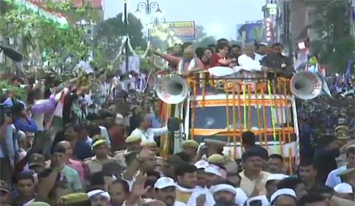 काशी में  कांग्रेस महासचिव प्रियंका गांधी का रोड शो जारी