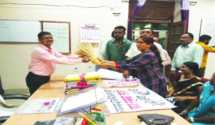 निगम अधिकारी को थमाया झाडू व झौवा निगम अधिकारी को थमाया झाडू व झौवा
