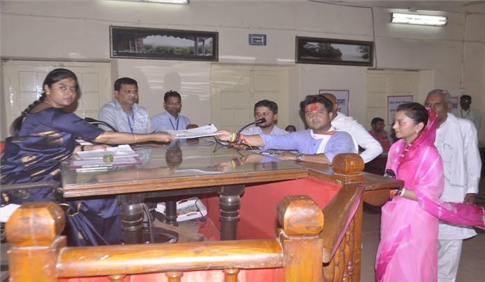 ज्योतिरादित्य सिंधिया ने भरा नामांकन