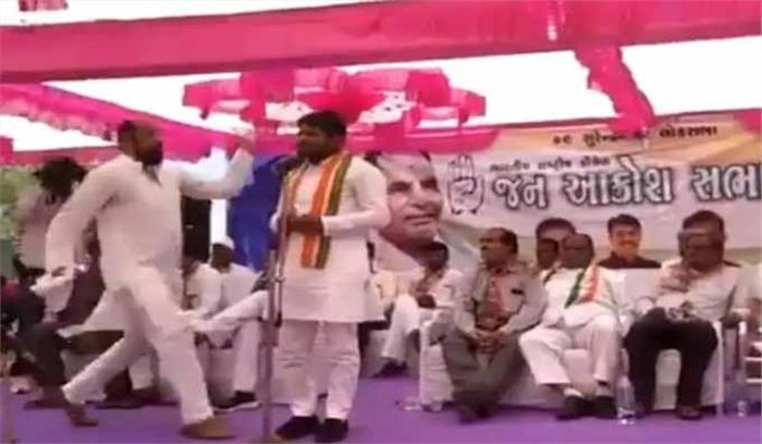 कांग्रेस नेता हार्दिक पटेल को रैली के दौरान एक शख्स ने मारा थप्पड़