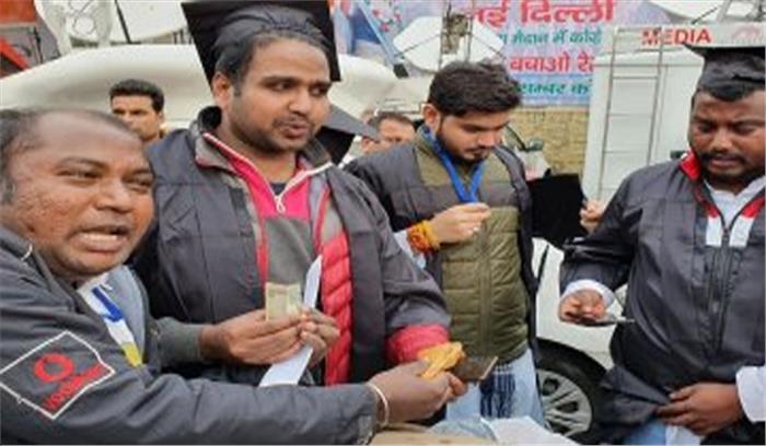 कांग्रेस कार्यकर्ताओं ने रैली में पकौड़े बेच सत्ताधारियों का मजाक उड़ाया