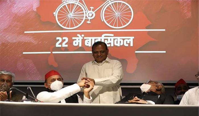 सपा में शामिल हुए पूर्व मंत्री आरके चौधरी, अखिलेश यादव ने दिलाई सदस्यता सपा में शामिल हुए पूर्व मंत्री आरके चौधरी, अखिलेश यादव ने दिलाई सदस्यता