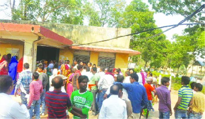 खेतों के लिए पानी छोड़ने कांग्रेस ने दिया धरना खेतों के लिए पानी छोड़ने कांग्रेस ने दिया धरना