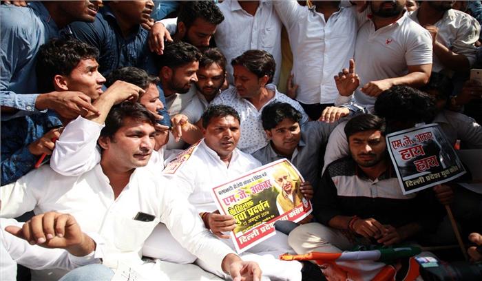 कांग्रेस कार्यकर्ताओं का एम.जे. अकबर के खिलाफ प्रदर्शन, मांगा इस्तीफा