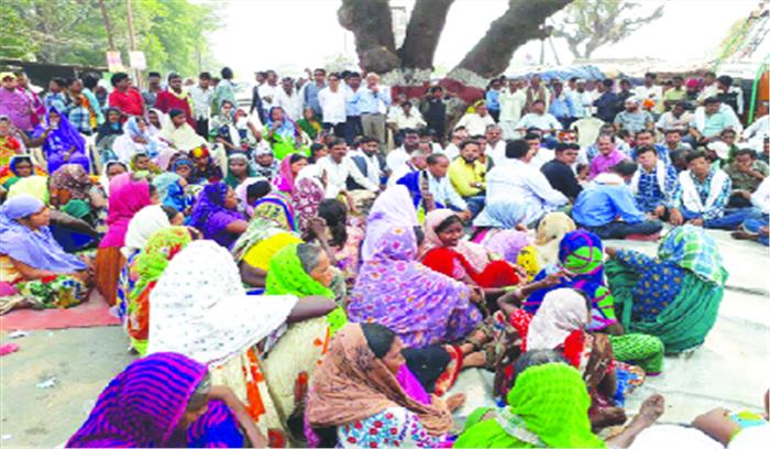 नहर में पानी छोड़ने की मांग, कांग्रेस व किसानों ने किया चक्काजाम