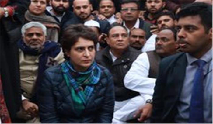 इंडिया गेट पर प्रियंका गांधी का धरना, बोलीं- देश में लोकतंत्र है, तानाशाह नहीं चलेगी