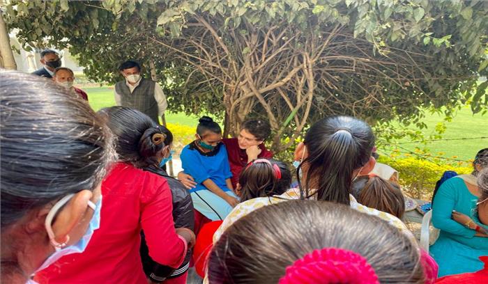 प्रयागराज में प्रियंका गांधी, नेहरू के स्मृति स्थल पर अर्पित की श्रद्घासुमन