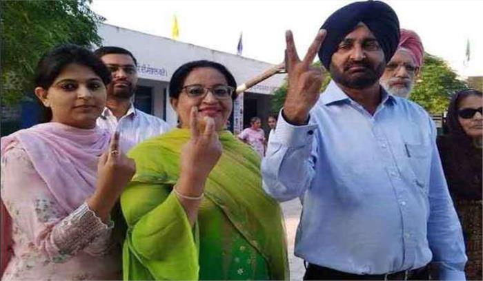 पंजाब में 12 बजे तक 24 प्रतिशत मतदान पंजाब में 12 बजे तक 24 प्रतिशत मतदान