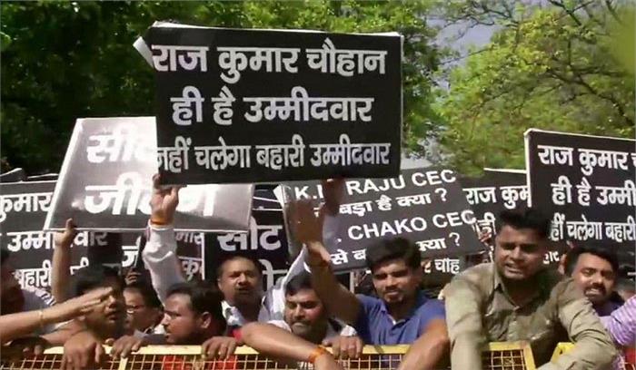 राहुल गांधी के आवास के बाहर कांग्रेस कार्यकर्ताओं का विरोध प्रदर्शन