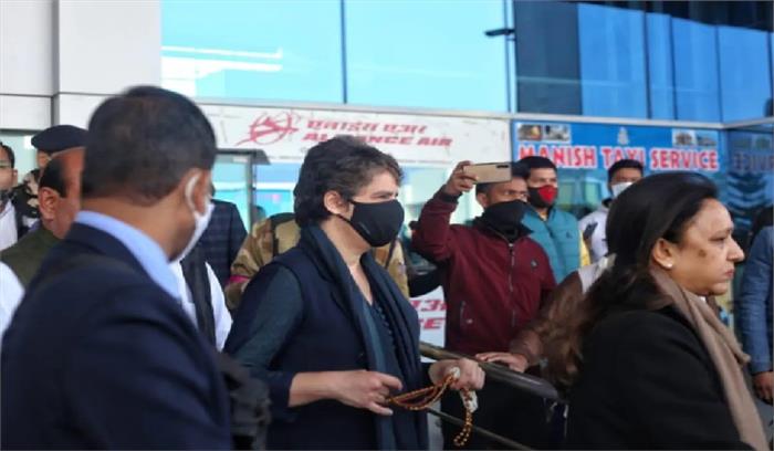 प्रियंका गांधी के हाथों में रुद्राक्ष माला, शुरु हुई राजनीति