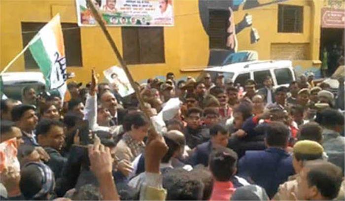 वाराणसी पहुंचीं प्रियंका, कांग्रेसी नेताओं ने गर्मजोशी से किया स्वागत वाराणसी पहुंचीं प्रियंका, कांग्रेसी नेताओं ने गर्मजोशी से किया स्वागत