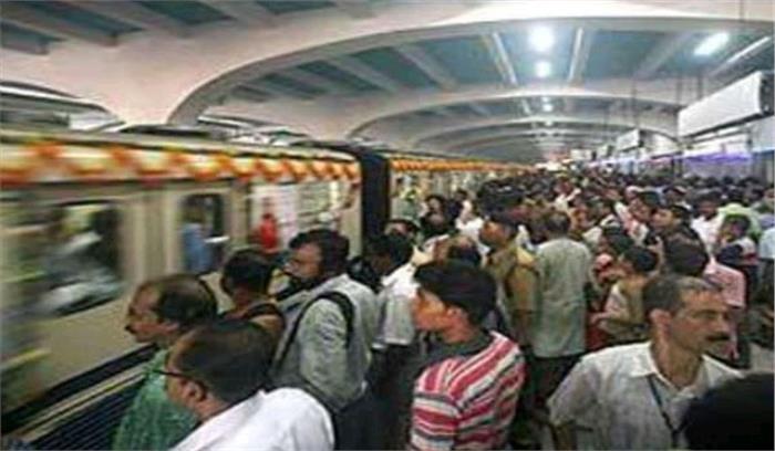 कांस्टेबल की बंदूक से चली गोली, महिला और बच्चा घायल