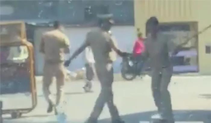 हेड कांस्टेबल ने सीनियर को डंडे से पीटा