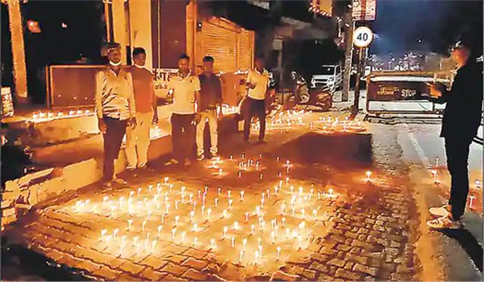 कोरोना पर जीत के संकल्प के साथ दीयों की रोशनी से हुआ जगमग उप्र