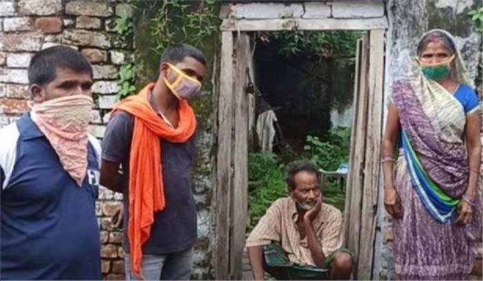 कोरोना की वजह से 20 साल बाद पत्नी और बच्चे से मिला झारखंड का व्यक्ति कोरोना की वजह से 20 साल बाद पत्नी और बच्चे से मिला झारखंड का व्यक्ति