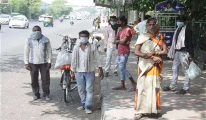 कोरोना के गहराते संकट के बीच दिल्ली में प्रवासी मजदूर रुकने तैयार नहीं