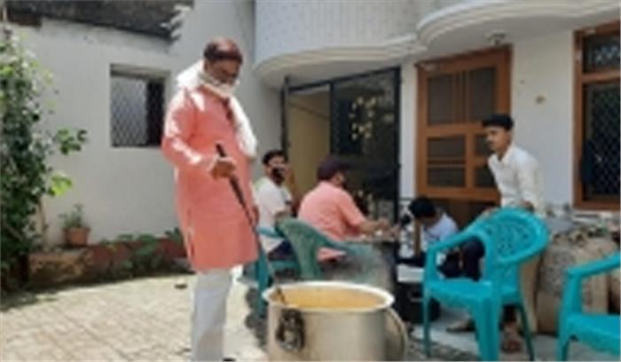 कोरोना संकट में कुशीनगर के समाजसेवी ने भरा 15 हजार लोगों का पेट कोरोना संकट में कुशीनगर के समाजसेवी ने भरा 15 हजार लोगों का पेट