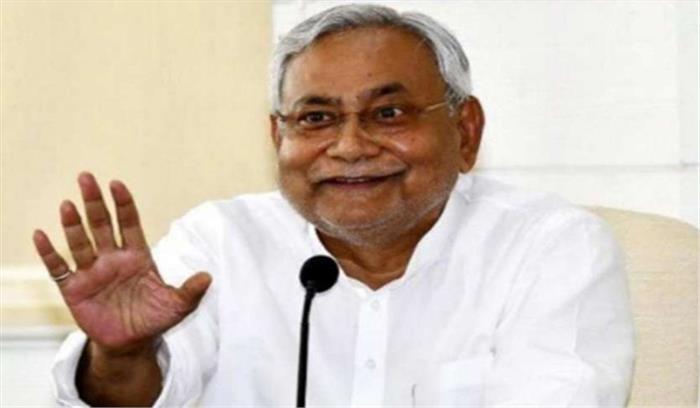 नीतीश ने राहत कोष को सौंपे सवा लाख