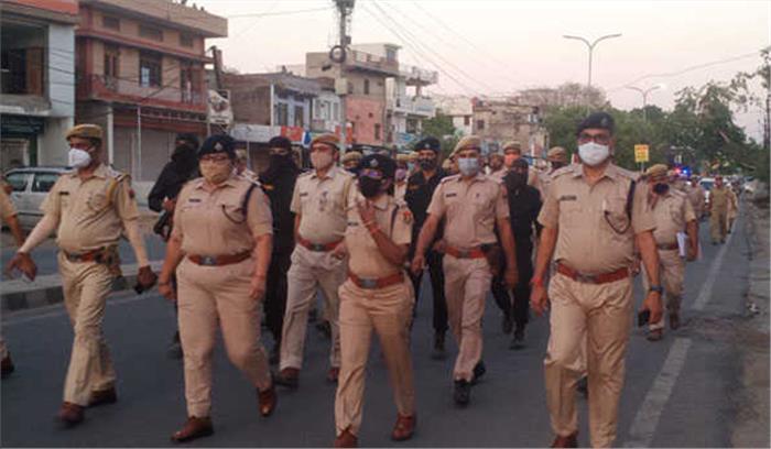 कोरोना गाइडलाइन की पालना के लिए पुलिस ने निकाला फ्लैग मार्च