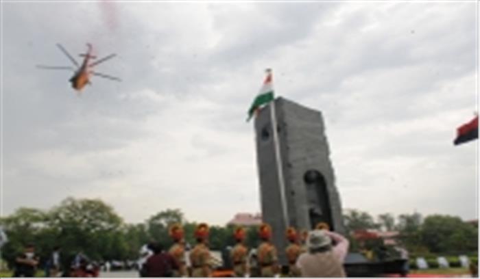 कोरोना वॉरियर्स के सम्मान में सशस्त्र बलों ने बरसाए पुष्प