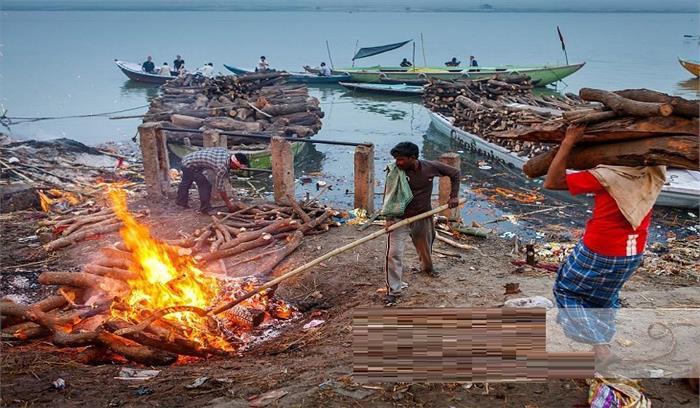 अयोध्या के शवों को जलाने के लिये श्मशान घाट पर बना लकड़ी बैंक