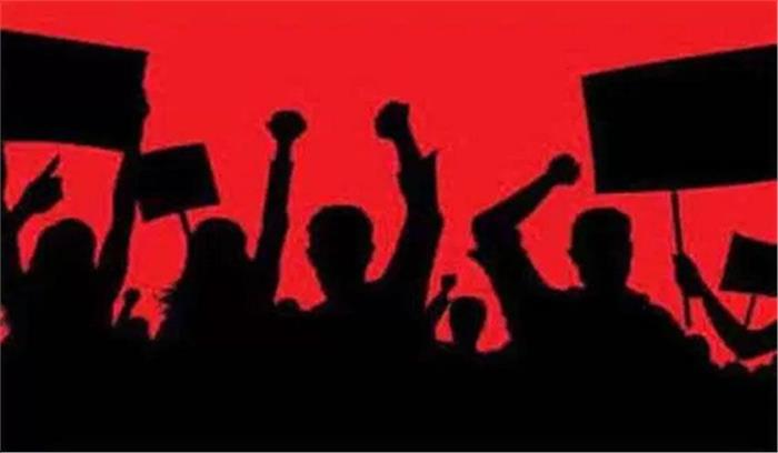 बढ़ते कोरोना संक्रमण को लेकर भाजपा नेताओं ने राज्य सरकार के खिलाफ दिया धरना