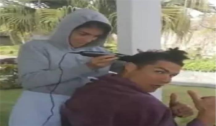 कोहली के बाद रोनाल्डो ने भी गर्लफ्रेंड से कटवाए बाल