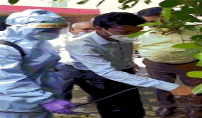 बिहार : पूर्व केंद्रीय अधिकारी, पत्नी के संग गांवों को कर रहे सेनिटाइज बिहार : पूर्व केंद्रीय अधिकारी, पत्नी के संग गांवों को कर रहे सेनिटाइज