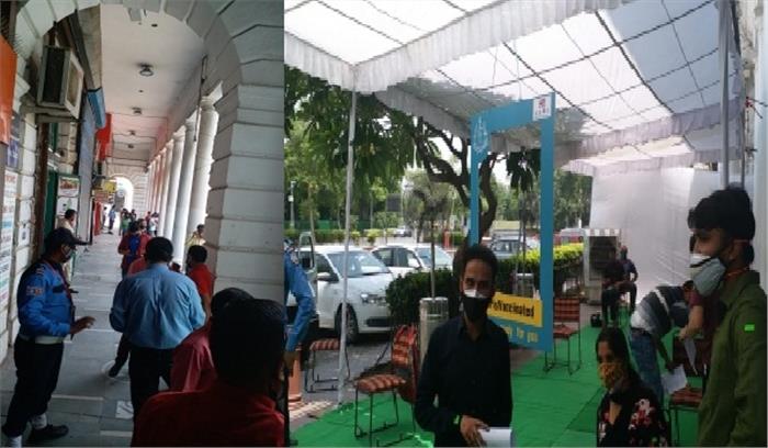 बाजार खुलने से पहले कनॉट प्लेस मार्किट के कर्मचारियों का टीकाकरण शुरु