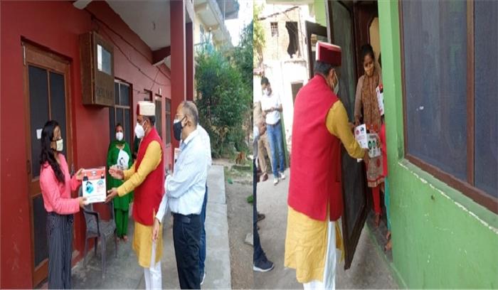 घर-घर जाकर कोरोना मरीजों को दवा बांट रहे हिमाचल प्रदेश के स्वास्थ्य मंत्री घर-घर जाकर कोरोना मरीजों को दवा बांट रहे हिमाचल प्रदेश के स्वास्थ्य मंत्री
