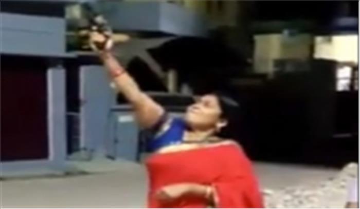 भाजपा महिला अध्यक्ष ने की फायरिंग, मामला दर्ज, पदमुक्त