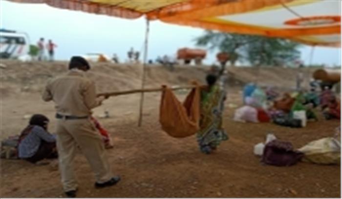 दिव्यांग बेटे को कंधे पर टांगकर सैकड़ों किमी चली महिला