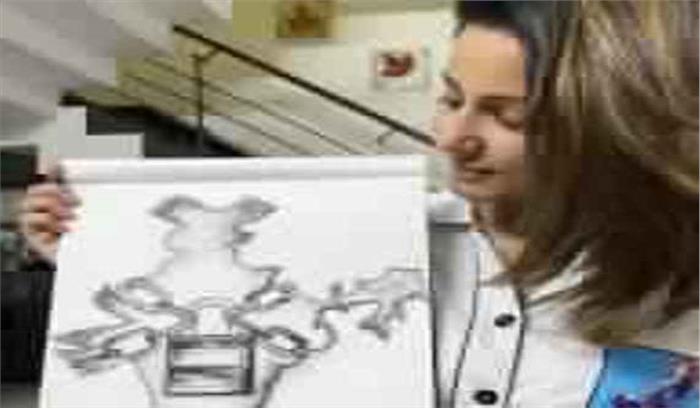 कोविड-19 : हिना खान ने चेन और ताले के साथ बनाई भारत की तस्वीर