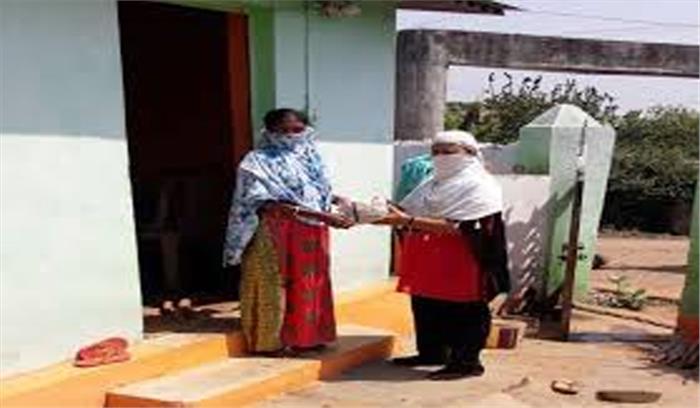 कोरोनावायरस : आंगनबाड़ी केन्द्र बंद होने के कारण घर-घर जाकर दिया जा रहा भोजन