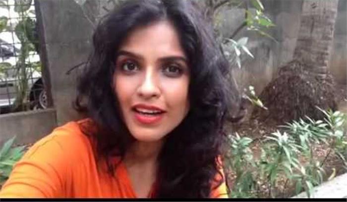 अपने अधपके बालों को दिखाने से नहीं कतराती हैं सीमा मिश्रा अपने अधपके बालों को दिखाने से नहीं कतराती हैं सीमा मिश्रा