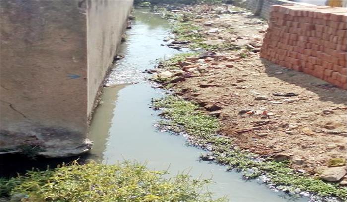 15 साल से निगम ने नहीं बनवाया नाला