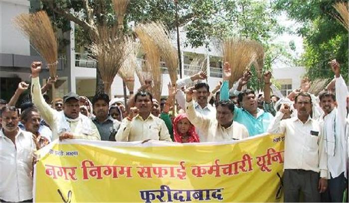 निगम कर्मचारियों ने निगमायुक्त कार्यालय पर किया प्रदर्शन